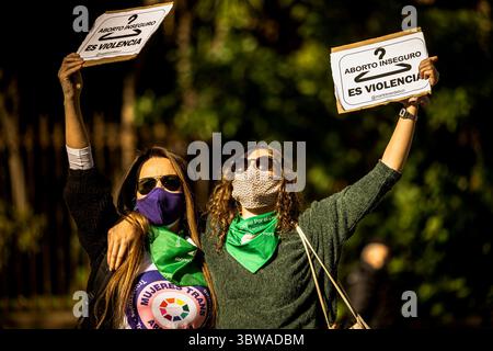 22. November 2020, Barcelona, Katalonien, Spanien: Transsexuelle Frauen schreien Slogans und bringen ein Plakat mit der Aufschrift „unsichere Abtreibung ist Gewalt“ auf, während sie Teil einer menschlichen Kette durch Barcelona ist, um den Internationalen Tag zur Beseitigung von Gewalt gegen Frauen zu feiern (Kreditbild: © Matthias Oesterle/ZUMA Wire) Stockfoto