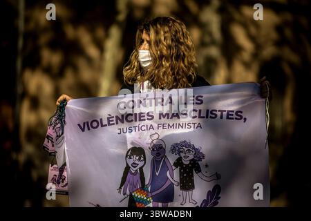 22. November 2020, Barcelona, Katalonien, Spanien: Eine Feministin hält ein Banner gegen Macho-Gewalt, während sie Teil einer menschlichen Kette durch Barcelona ist, um den Internationalen Tag zur Beseitigung von Gewalt gegen Frauen zu feiern (Foto: © Matthias Oesterle/ZUMA Wire) Stockfoto