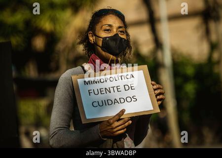 22. November 2020, Barcelona, Katalonien, Spanien: Eine Feministin hält ein Plakat, während sie Teil einer menschlichen Kette durch Barcelona ist, um den Internationalen Tag zur Beseitigung von Gewalt gegen Frauen zu feiern (Foto: © Matthias Oesterle/ZUMA Wire) Stockfoto