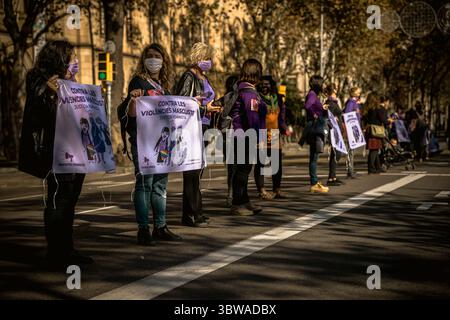 22. November 2020, Barcelona, Katalonien, Spanien: Feministinnen und Feministinnen bauen mit ihren Plakaten eine Menschenkette durch Barcelona auf, um den Internationalen Tag zur Beseitigung von Gewalt gegen Frauen zu feiern (Bild: © Matthias Oesterle/ZUMA Wire) Stockfoto