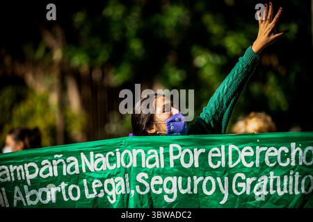 22. November 2020, Barcelona, Katalonien, Spanien: Eine Feministin ruft Slogans hinter einem Banner, die sichere Abtreibungen fordert, während sie Teil einer menschlichen Kette durch Barcelona ist, um den Internationalen Tag zur Beseitigung der Gewalt gegen Frauen zu feiern (Credit Image: © Matthias Oesterle/ZUMA Wire) Stockfoto