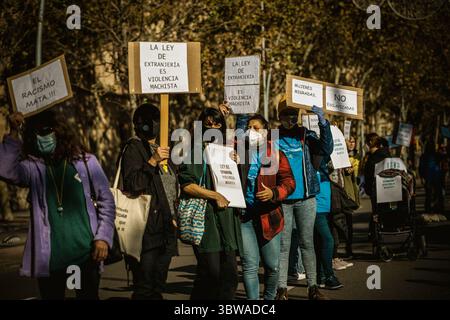 22. November 2020, Barcelona, Katalonien, Spanien: Feministinnen und Feministinnen bauen mit ihren Plakaten eine Menschenkette durch Barcelona auf, um den Internationalen Tag zur Beseitigung von Gewalt gegen Frauen zu feiern (Bild: © Matthias Oesterle/ZUMA Wire) Stockfoto