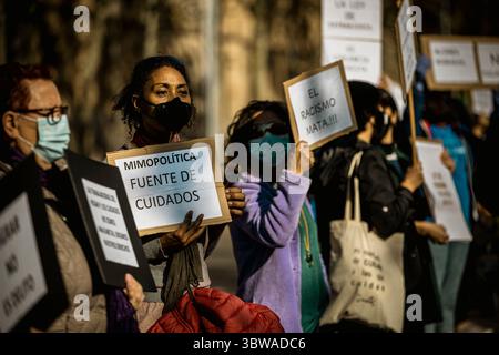 22. November 2020, Barcelona, Katalonien, Spanien: Feministinnen und Feministinnen bauen mit ihren Plakaten eine Menschenkette durch Barcelona auf, um den Internationalen Tag zur Beseitigung von Gewalt gegen Frauen zu feiern (Bild: © Matthias Oesterle/ZUMA Wire) Stockfoto