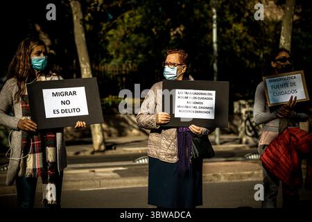 22. November 2020, Barcelona, Katalonien, Spanien: Feministinnen und Feministinnen bauen mit ihren Plakaten eine Menschenkette durch Barcelona auf, um den Internationalen Tag zur Beseitigung von Gewalt gegen Frauen zu feiern (Bild: © Matthias Oesterle/ZUMA Wire) Stockfoto