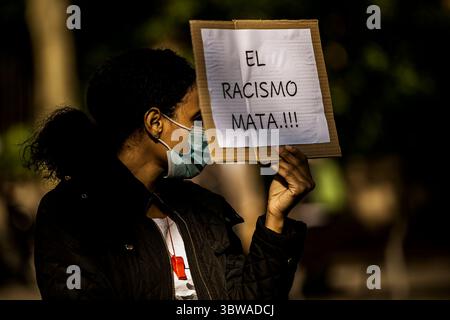 22. November 2020, Barcelona, Katalonien, Spanien: Eine Feministin hält ein Plakat mit der Aufschrift „Chauvinismus tötet“, während sie Teil einer menschlichen Kette durch Barcelona ist, um den Internationalen Tag zur Beseitigung der Gewalt gegen Frauen zu feiern (Credit Image: © Matthias Oesterle/ZUMA Wire) Stockfoto