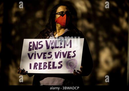 22. November 2020, Barcelona, Katalonien, Spanien: Eine Feministin hält ein Plakat mit der Aufschrift „Wir wollen lebendig und rebellisch sein“, während sie Teil einer menschlichen Kette durch Barcelona ist, um den Internationalen Tag zur Beseitigung von Gewalt gegen Frauen zu feiern (Bild: © Matthias Oesterle/ZUMA Wire) Stockfoto