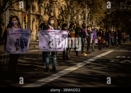 22. November 2020, Barcelona, Katalonien, Spanien: Feministinnen und Feministinnen bauen mit ihren Plakaten eine Menschenkette durch Barcelona auf, um den Internationalen Tag zur Beseitigung von Gewalt gegen Frauen zu feiern (Bild: © Matthias Oesterle/ZUMA Wire) Stockfoto