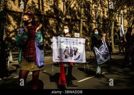 22. November 2020, Barcelona, Katalonien, Spanien: Feministinnen und Feministinnen bauen mit ihren Plakaten eine Menschenkette durch Barcelona auf, um den Internationalen Tag zur Beseitigung von Gewalt gegen Frauen zu feiern (Bild: © Matthias Oesterle/ZUMA Wire) Stockfoto
