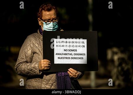 22. November 2020, Barcelona, Katalonien, Spanien: Eine Feministin hält ein Plakat, während sie Teil einer menschlichen Kette durch Barcelona ist, um den Internationalen Tag zur Beseitigung von Gewalt gegen Frauen zu feiern (Foto: © Matthias Oesterle/ZUMA Wire) Stockfoto
