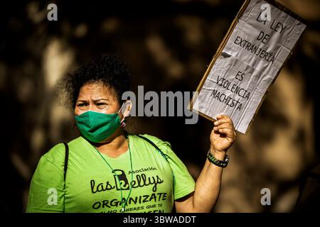 22. November 2020, Barcelona, Katalonien, Spanien: Eine Feministin hält ein Plakat mit der Aufschrift „Einwanderungsrecht ist Macho-Gewalt“, während sie Teil einer menschlichen Kette durch Barcelona ist, um den Internationalen Tag zur Beseitigung der Gewalt gegen Frauen zu feiern (Credit Image: © Matthias Oesterle/ZUMA Wire) Stockfoto