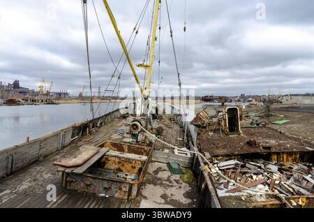 Ein altes Schiff ohne Menschen lief während des Krieges mit Russland in der Ukraine auf Grund Stockfoto