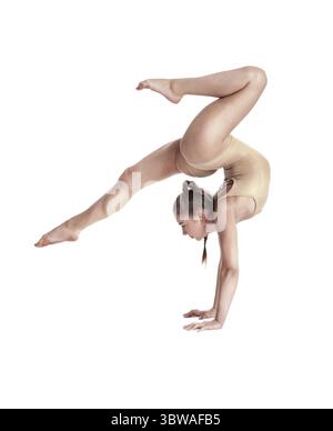 Ausgebildete Mädchen Turnerin mit Zopf, in beige Body ist durch komplexe Elemente der Gymnastik während auf weißem Hintergrund posiert. Konzept der Stockfoto