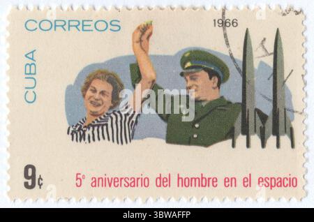 KUBA - 12. April 1966: 9 Centavo mehrfarbige Briefmarke mit Porträts der Kosmonauten Tereschkowa und Bykowski in Militäruniform nach der Raumfahrt. Erster Mann im Weltraum, 5. Jahrestag Stockfoto