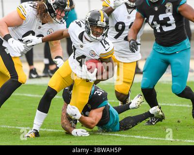 22. November 2020: Die Pittsburgh Steelers (14) wird von Jacksonville Jaguars Cornerback Kobe Williams (31) während des 1. Halbjahres-Fußballspiels zwischen den Pittsburgh Steelers und den Jacksonville Jaguars auf dem TIAA Bank Field in Jacksonville, FL, angegriffen. Romeo T Guzman/CSM.(Kreditbild: &Copy; Romeo Guzman/CSM via ZUMA Wire) Stockfoto