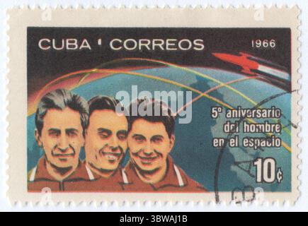 KUBA - 12. April 1966: 10 Centavo mehrfarbige Briefmarke mit Porträts der Kosmonauten Komarow, Feoktistow und Jegorow, Rakete, Erde und Umlaufbahnen. Erster Mann im Weltraum, 5. Jahrestag Stockfoto