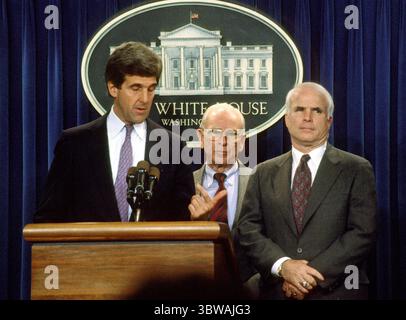 23. Oktober 1992, Washington, District of Columbia, USA: Washington, DC - (AKTE) -- US-Senator John F. Kerry (Demokrat von Massachusetts), linker, pensionierter US-Army-General John Vessey, ehemaliger Vorsitzender der Joint Chiefs of Staff und Sondergesandter nach Vietnam für P.O.W./M.I.A. Angelegenheiten, Zentrum, und US-Senator John McCain (Republikaner von Arizona), rechts, treffen Reporter im Pressesaal des Weißen Hauses, nachdem US-Präsidenten George H.W. Bush angekündigt hatte, dass die Regierung über alle Informationen über Vietnam, einschließlich Fotos zugänglich gemacht hatte Stockfoto