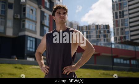 Kaukasischer Mann stehend männlicher Sportler Sport Läufer Jogger im Freien gesunder Lebensstil Mann Ruhe Entspannung Training Sportler Urban sportlich Stockfoto