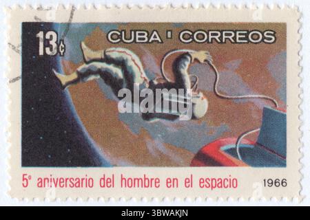 KUBA - 12. April 1966: 13 Centavo-Briefmarke, die Cosmonaut Leonov beim ersten Weltraumspaziergang, Rakete und Erde zeigt. Erster Mann im Weltraum, 5. Jahrestag Stockfoto