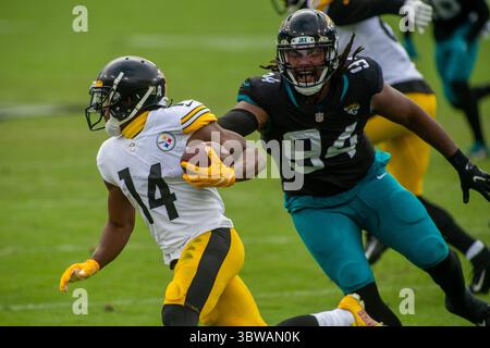 22. November 2020, Jacksonville, Florida, USA: Pittsburgh Steelers Wide Receiver RAY-RAY MCCLOUD (14) fährt im dritten Quartal auf dem TIAA Bank Field in Jacksonville, Florida, an Jacksonville Jaguars Defensive End DAWUANE SMOOT (94) vorbei. Die Pittsburgh Steelers besiegten die Jacksonville Jaguars 27-3 und gingen 10-0 in der Saison. (Kreditbild: © Michael Johnson/ZUMA Wire) Stockfoto