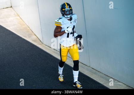 22. November 2020, Jacksonville, Florida, USA: Pittsburgh Steelers Wide Receiver RAY-RAY MCCLOUD (14) läuft während der Aufwärmphase auf dem TIAA Bank Field in Jacksonville, Florida, aus dem Tunnel. Die Pittsburgh Steelers besiegten die Jacksonville Jaguars 27-3 und gingen 10-0 in der Saison. (Kreditbild: © Michael Johnson/ZUMA Wire) Stockfoto