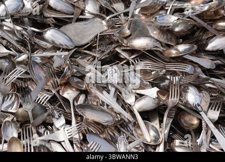Hamburg, Deutschland. Juli 2025. Unzählige Löffel, Gabeln und Messer liegen auf dem Kupferschrottplatz der Aurubis AG. Der Kupferschrottplatz dient der temporären Lagerung und Verarbeitung von kupferhaltigem Schrott und Altmaterial sowie anderen Edelmetallen wie Silber und Gold. Die Aurubis AG ist ein börsennotierter Kupferproduzent und Kupferrecycler mit Sitz in Hamburg. Quelle: Marcus Brandt/dpa/Alamy Live News Stockfoto
