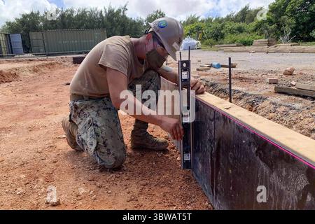 11. November 2020 – Yigo, N/A, Guam – Baumeister 2. Klasse Dakota Hanson, dem U.S. Naval Mobile Construction Battalion (NMCB) 3s Detail Guam zugewiesen, Lotschalung für die Platzierung von Gradbalken für den Bau einer zweckmäßigen Small Asset Protection Structure auf der Anderson Air Force Base, um die Trainingsmöglichkeiten für die 554. RED HORSE Squadron der US Air Forceâ zu unterstützen. NMCB-3 wird in der gesamten indopazifischen Region eingesetzt und führt hochwertige Bauarbeiten durch, um die USA und Partnerländer bei der Stärkung von Partnerschaften, der Abschreckung von Aggressionen und der Ermöglichung von Expeditionslogistik und Marinemarktprojekten zu unterstützen Stockfoto