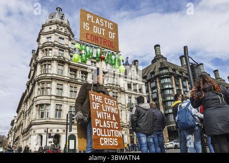 Plastikverschmutzungsaktivist hält ein Protestzeichen auf einer öffentlichen Kundgebung, die dringende Umweltveränderungen fordert. London, UK, 16. März 2024 Stockfoto