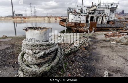 Ein altes Schiff ohne Menschen lief während des Krieges mit Russland in der Ukraine auf Grund Stockfoto