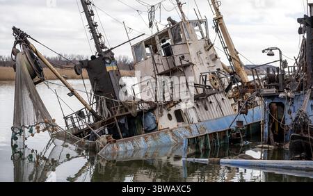 Ein altes Schiff ohne Menschen lief während des Krieges mit Russland in der Ukraine auf Grund Stockfoto