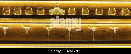 Gläser Wein. Gläser hängen über der Bar im Restaurant. Leere Gläser für Wein. Wein- und martini-Gläser im Regal über einem Barregal im Restaurant Stockfoto