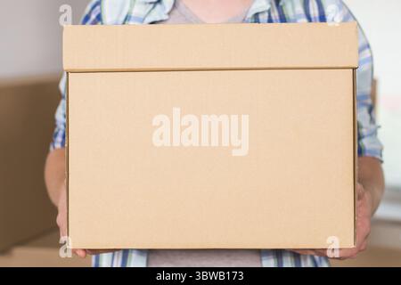 Nahaufnahme einer Lieferung Mann mit Karton Stockfoto