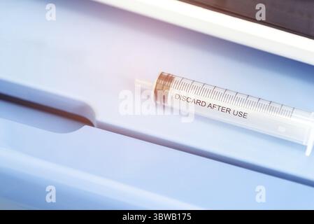 Keine Spritze auf dem blauen Kühlschrank, Droge und Krankenhaus Konzept Stockfoto