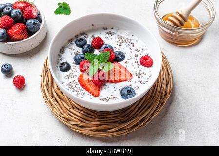 Chia Schüssel für gesundes Frühstück oder Dessert. Über Nacht Chia Pudding mit griechischem Joghurt, frischen Beeren und Honig. Konzept für gesunde Ernährung, Fitnessmenü. Stockfoto