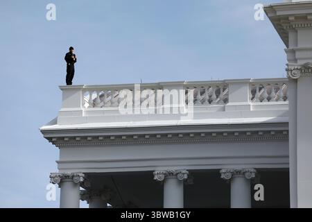 25. November 2020, Washington, District of Columbia, USA: Ein Mitglied der uniformierten Abteilung des United States Secret Service steht am 25. November 2020 auf einem Dach auf dem Nordportiko des Weißen Hauses, DC in Washington (Credit Image: © Yuri Gripas - Pool via CNP/CNP via ZUMA Wire) Stockfoto