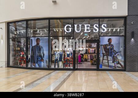Das stilvolle Guess-Bekleidungsgeschäft in der O2 Arena bietet trendige Mode und moderne Schaufensterdisplays. London, UK, 29. Juni 2023 Stockfoto