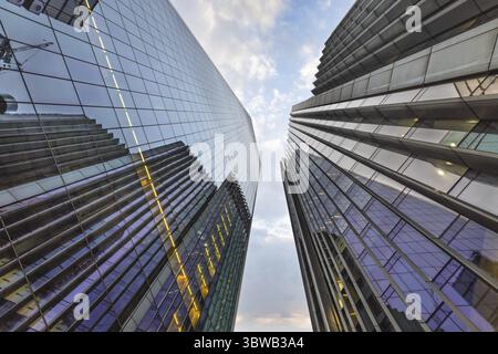 Glashochhäuser überragen die Stadt und reflektieren das Licht des modernen Finanzzentrums London Stockfoto