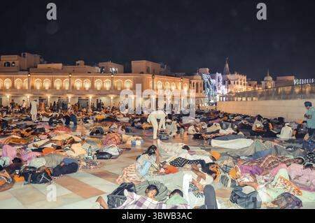 Amritsar, Indien - 16. MAI 2016: Menschen, die auf dem Boden des Goldenen Tempels von Sikh in Amritsar, Indien, schlafen Stockfoto