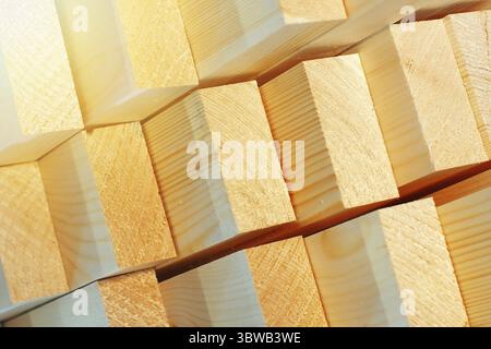 Dies sind die Enden der gehobelten Holzstäbe im Sägewerk oder in der Schreinerei. Sägen Trocknen und Vermarktung von Holz. Industrieller Hintergrund Stockfoto