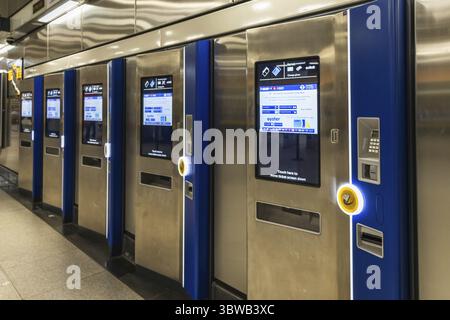 Eine Reihe automatisierter Fahrkartenautomaten an einer Londoner U-Bahn-Station, die für Passagiere bereit sind, Tickets für das U-Bahn-System zu kaufen. London, Großbritannien, 4. Juli Stockfoto