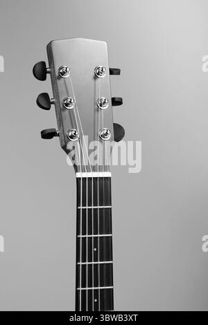 Das Griffbrett einer akustischen Gitarre aus der Nähe. Studiofoto eines Musikinstruments. Hintergrund oder Wallpaper mit Gitarrenmotiven und Platz zum Kopieren. Modell Stockfoto