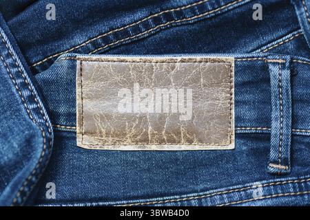 Etikett oder Lederetikett auf Jeans mit Platz zum Kopieren. Leer für die Anwendung von Informationen. Lässige Kleidung. Modell Stockfoto
