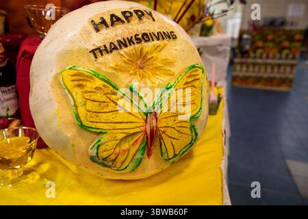 26. November 2020, Camp Arifjan, Kuwait: Eine Thanksgiving-Dekoration befindet sich in einem der Speisesäle im Camp Arifjan, Kuwait, 26. November 2020. Dekorationen wie diese tragen dazu bei, dass Soldaten sich ein wenig mehr zu Hause fühlen, wenn sie die Feiertage feiern, während sie im Einsatz sind und von ihren Liebsten zu Hause fernbleiben. (Kreditbild: © Sgt. Jermaine Jackson/U.S. Armee über ZUMA Wire) Stockfoto