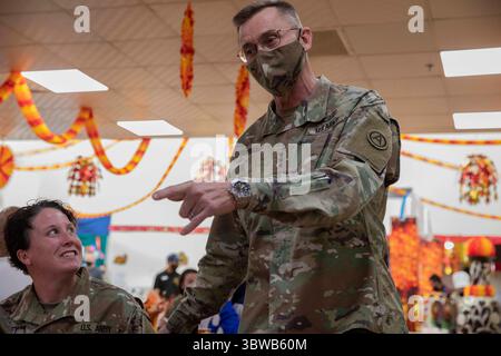26. November 2020, Camp Arifjan, Kuwait: Generalleutnant TERRY FERRELL, Kommandierender General der US Army Central, unterhält sich mit Soldaten während des Thanksgiving-Mittagessens im Camp Arifjan, Kuwait. Obwohl sie nicht in der Nähe der Familie sind, sind die Soldaten in großer Stimmung, wenn sie die Feiertage feiern und auf Missionserfolg hinarbeiten. (Kreditbild: © Sgt. Jermaine Jackson/U.S. Armee über ZUMA Wire) Stockfoto
