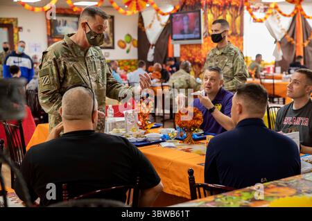 26. November 2020, Camp Arifjan, Kuwait: Generalleutnant TERRY FERRELL, kommandierender General der US Army Central, unterhält sich mit Soldaten während des Thanksgiving-Mittagessens in Camp Arifjan, Kuwait. Obwohl sie nicht in der Nähe der Familie sind, sind die Soldaten in großer Stimmung, wenn sie die Feiertage feiern und auf Missionserfolg hinarbeiten. (Kreditbild: © Sgt. Jermaine Jackson/U.S. Armee über ZUMA Wire) Stockfoto