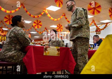 26. November 2020, Camp Arifjan, Kuwait: Generalleutnant TERRY FERRELL, Kommandierender General der US Army Central, unterhält sich mit Soldaten während des Thanksgiving-Mittagessens im Camp Arifjan, Kuwait. Obwohl sie nicht in der Nähe der Familie sind, sind die Soldaten in großer Stimmung, wenn sie die Feiertage feiern und auf Missionserfolg hinarbeiten. (Kreditbild: © Sgt. Jermaine Jackson/U.S. Armee über ZUMA Wire) Stockfoto