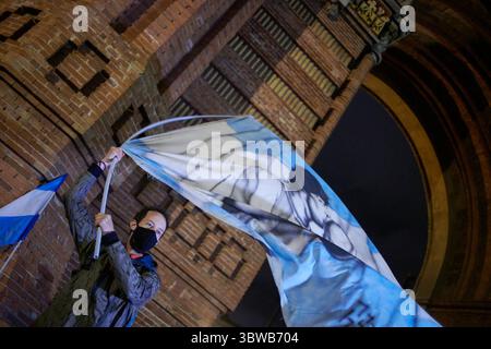 November 2020, Barcelona, Katalonien, Spanien: BARCELONA, SPANIEN – 26. November: die argentinische Gemeinde in Barcelona zollt Maradona Tribut. Diego Armando Maradona starb mit 60 Jahren nach einem Herzstillstand, während er sich in seinem Haus in Tigre, Argentinien, aufhielt, wo er nach einer Gehirnoperation am 26. November 2020 in Barcelona, Spanien, seine Rekonvaleszenz verbrachte. (Bild: © Miguel Lopez Mallch/DAX via ZUMA Wire) Stockfoto