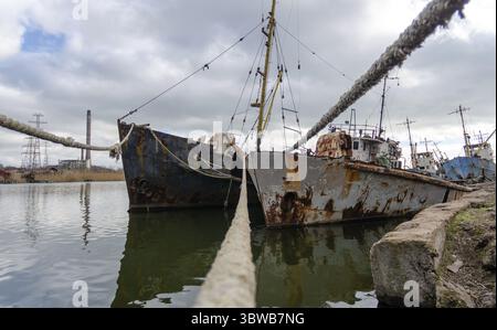 Ein altes Schiff ohne Menschen lief während des Krieges mit Russland in der Ukraine auf Grund Stockfoto