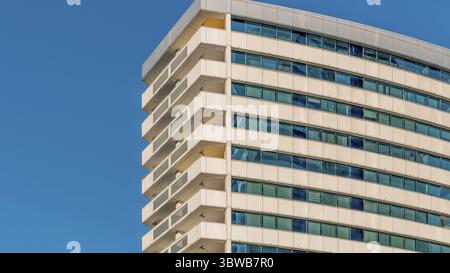 Wand eines modernen Gebäudes auf einem Hintergrund des blauen Himmels abstrakten architektonischen Hintergrunds Stockfoto