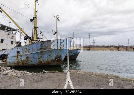 Ein altes Schiff ohne Menschen lief während des Krieges mit Russland in der Ukraine auf Grund Stockfoto