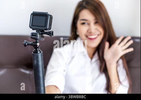 Nahaufnahme von Action Kamera mit professionellen digitalen Content Creator blogger Video Blog Präsentation Clip für den Upload auf als Coach und t-Website Stockfoto